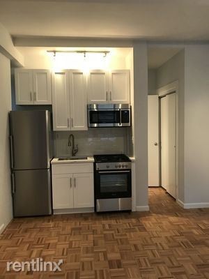 Building Photo - 5 W 55th St