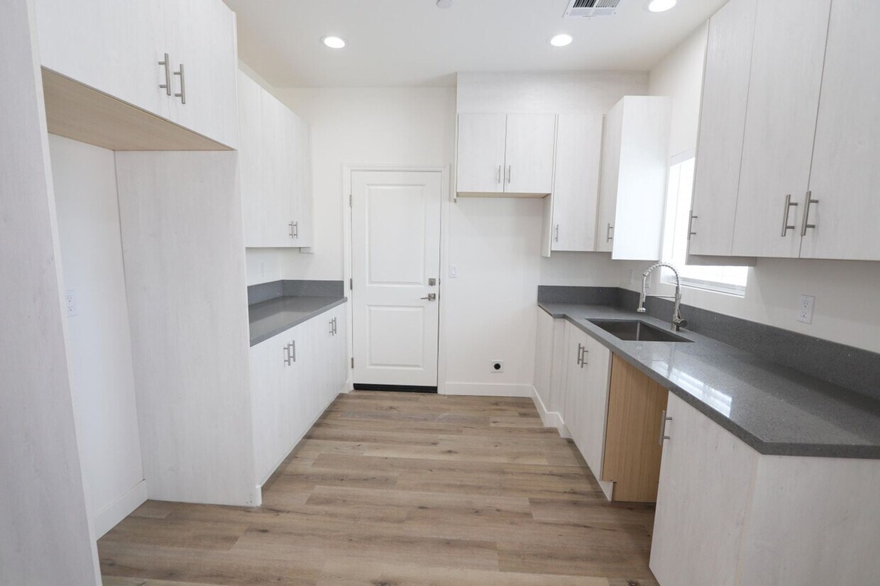 Foto principal - 3 Bedroom, 2 Bath available now! Newer con...