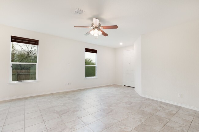 Foto del edificio - MOVE IN SPECIAL: $300 Off 1st Months Rent!...