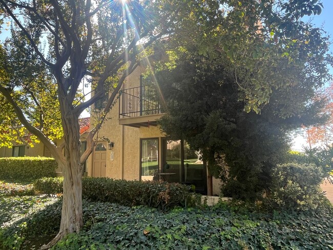 Building Photo - Spacious 3 Bedroom, 2.5 Bath Condo in a Be...