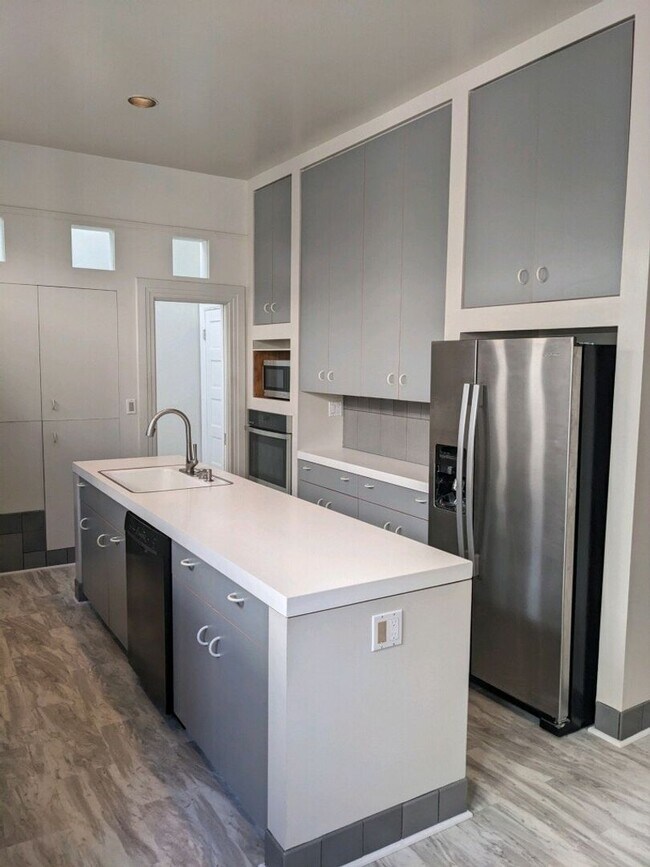 Foto del edificio - Spacious 4+ Bedroom House in Jordan Park with 2-Car Parking