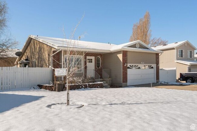 Building Photo - Beautiful Rambler Style Home in Clinton