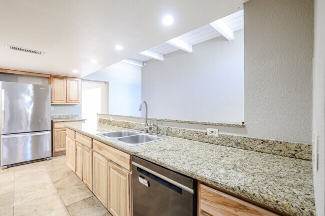 Building Photo - Spacious 3 Bedroom Townhouse