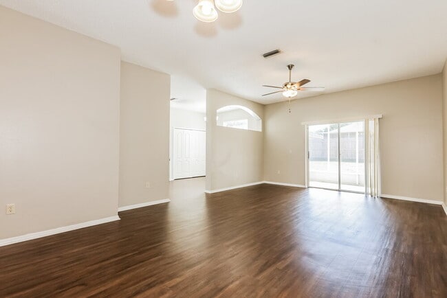 Foto del edificio - 327 Sand Ridge Dr