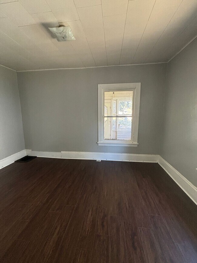 Building Photo - Spacious 4 bedroom, 1.5 bathroom house nea...