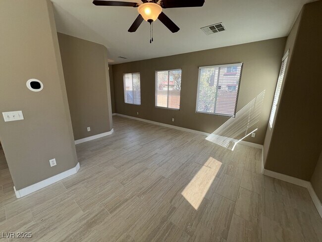 Foto del edificio - 733 Easter Lily Pl