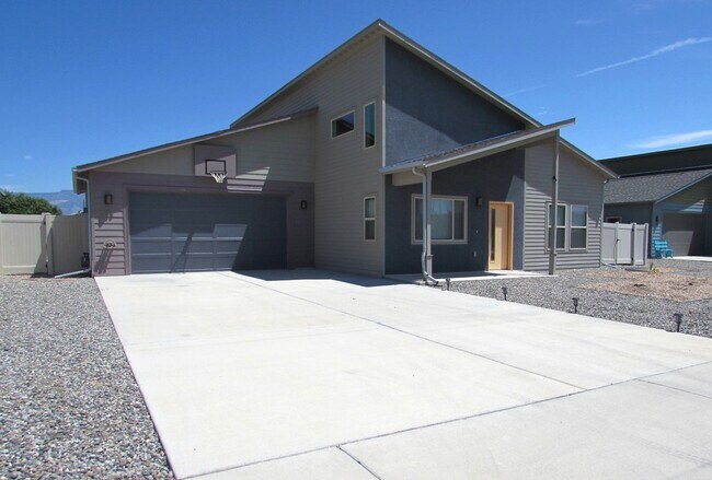 Foto del edificio - MOVE IN SPECIAL: $300 off the first full month of rent!