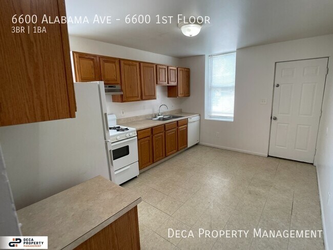Building Photo - 3 Bedroom Apartment
