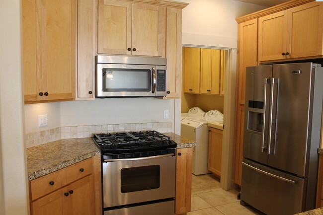 Building Photo - 445 Columbia Point Dr