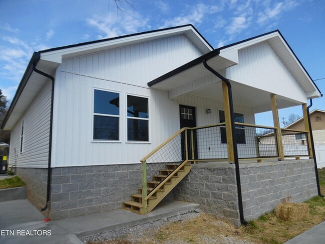 Building Photo - 3615 Lyle Ave