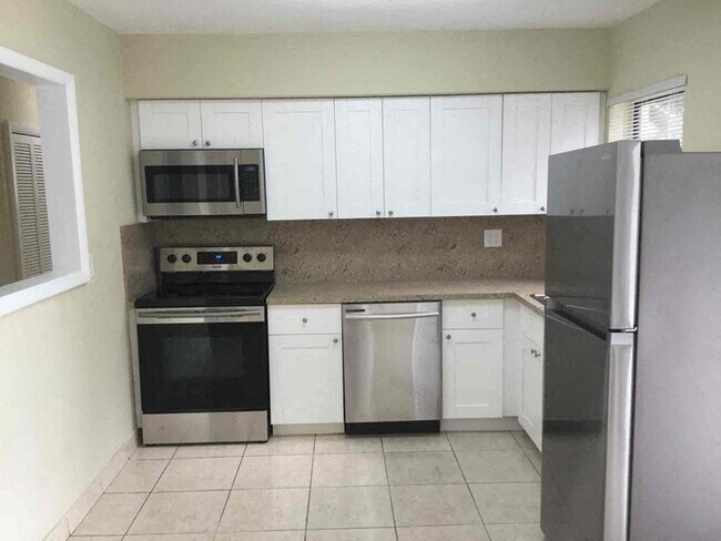 Foto del edificio - 18000 NW 6th Ct
