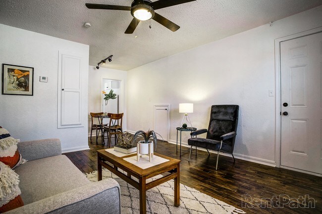 Foto del edificio - 1714 N Lindsay Ave