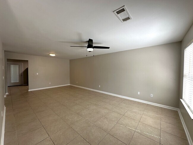 Foto del edificio - 5 Bedroom, 3 Bath Home Priced to Rent!