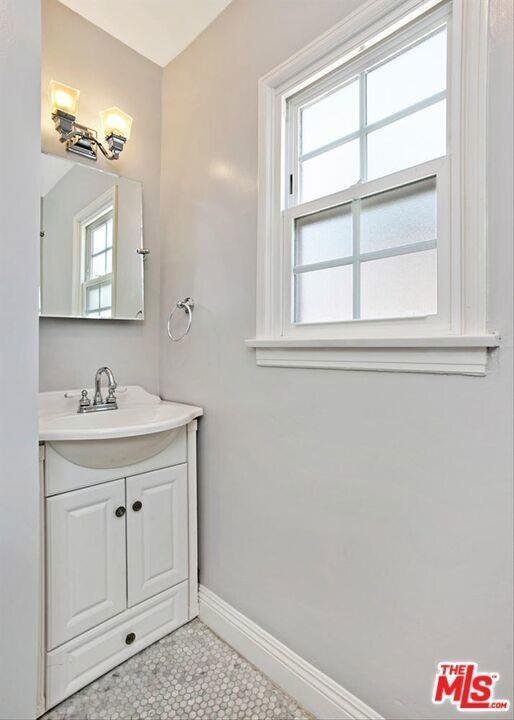 Foto del edificio - 4922 Hayvenhurst Avenue, Los Angeles, CA 9...