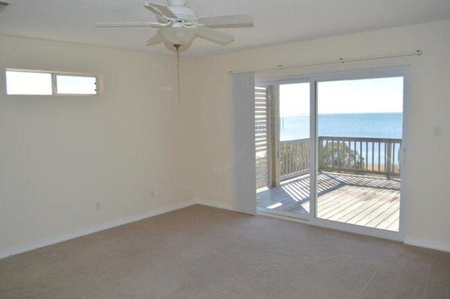 Building Photo - 5259 Soundside Dr