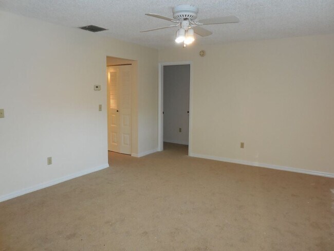 Building Photo - Manor Condo 1 bed 1 bath cute condo