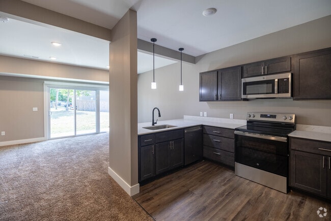 2 habitaciones, 2 baños, 1700 pies cuadrados, cocina - Hopeful Trace Townhomes