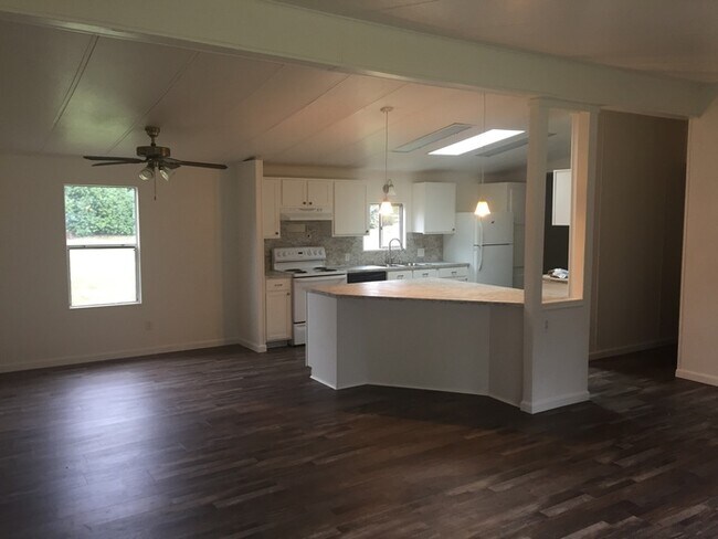 Building Photo - 1 acre lot w/manufactured home