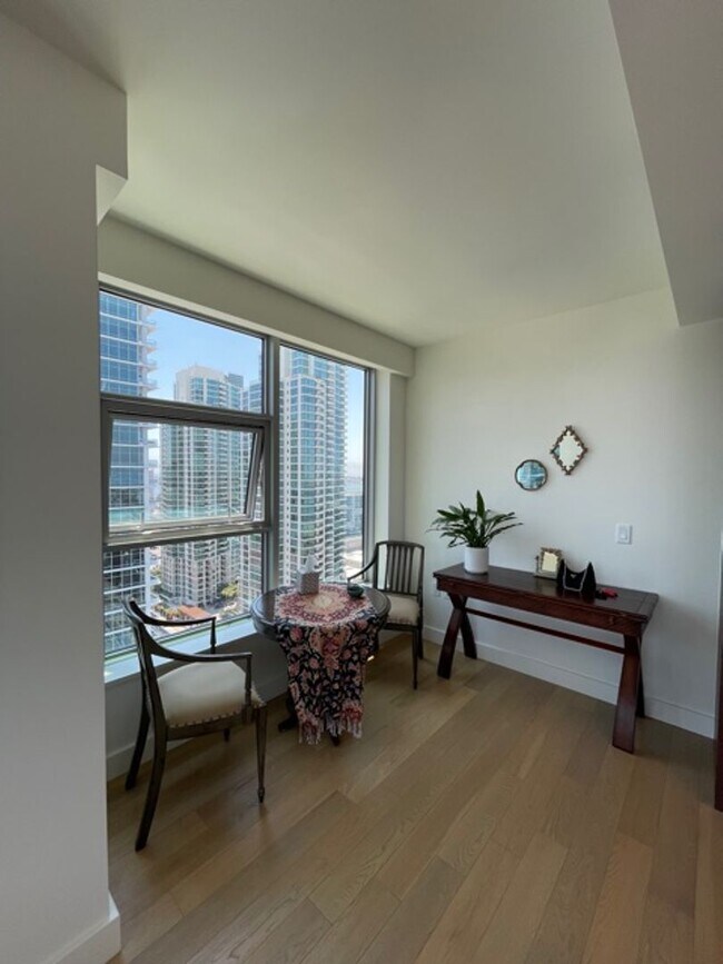 Foto del edificio - 2 Bedroom-2 Bathroom Fully Furnished Condo...