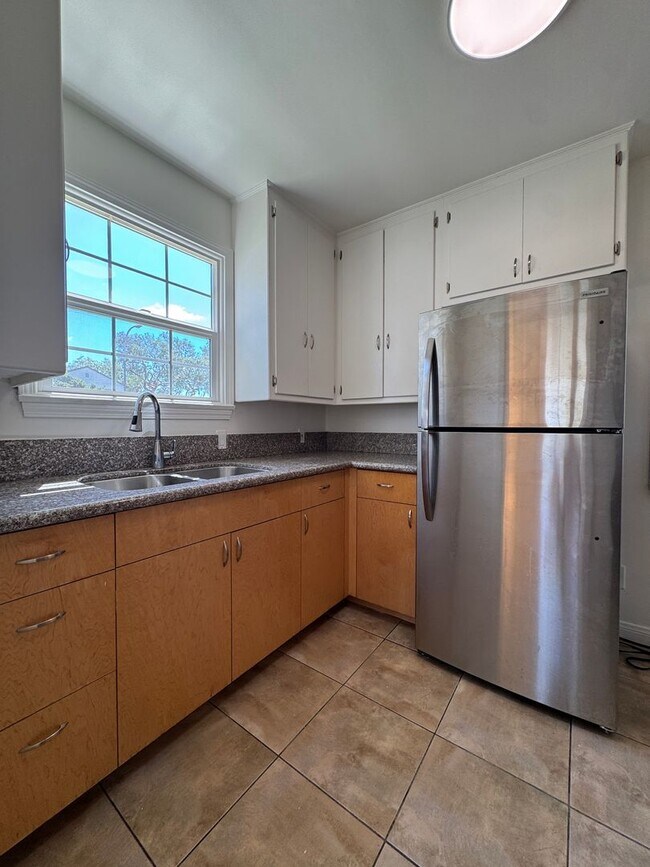Foto del edificio - Modern 2-Bedroom Apartment in Prime West LA Location