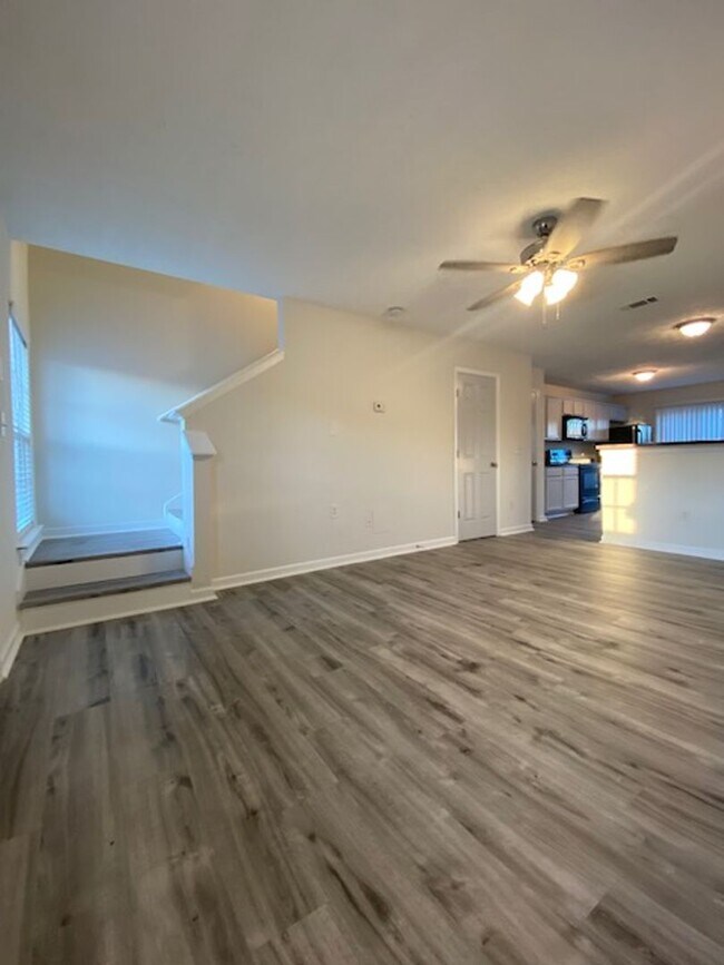 Building Photo - Great 2 Bedroom 2 1/2 Bath Townhouse in Smyrna!