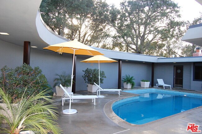 Foto del edificio - 14513 Mulholland Dr