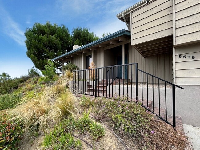 Building Photo - Beautifully Renovated 3BD/2.5BA House in L...