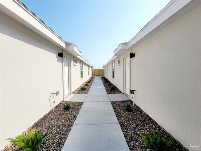 Foto del edificio - 3808 Las Vistas Ln