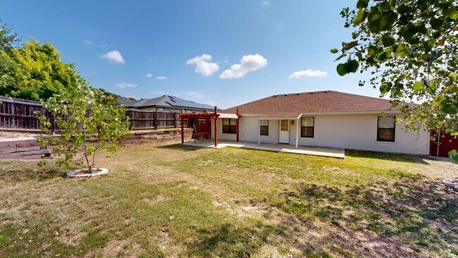 Building Photo - Completely repainted 4 bedroom ALL TILE ho...