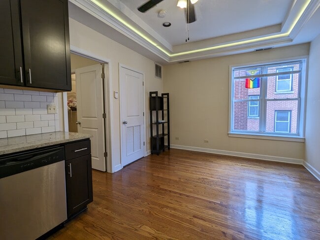 Building Photo - 850 W Cornelia Ave