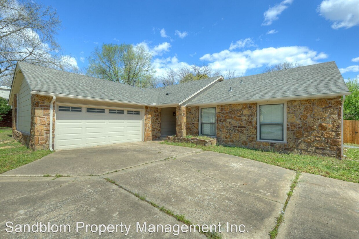 Foto principal - 3 br, 2 bath House - 6955 E 78th Street