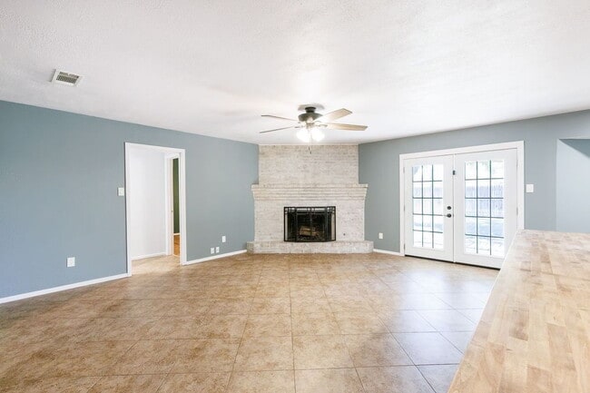 Building Photo - "Spacious 4-Bedroom Haven with 2 Full Bath...