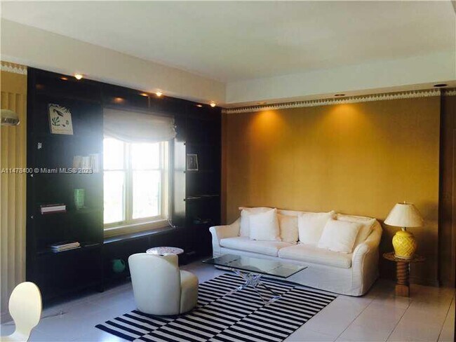 Building Photo - 2421 Lake Pancoast Dr