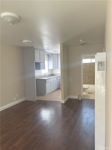 Building Photo - 626 W 59th Pl
