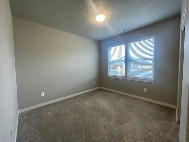 Building Photo - COMING SOON! SPACIOUS, LOVELY REDMOND HOME! GREAT LAYOUT!