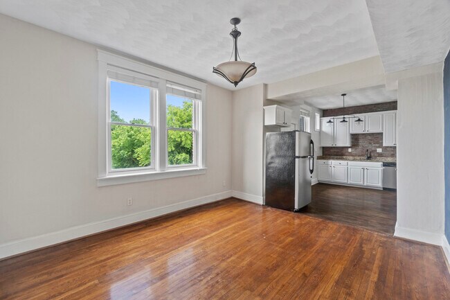 Building Photo - 200 W 31st St