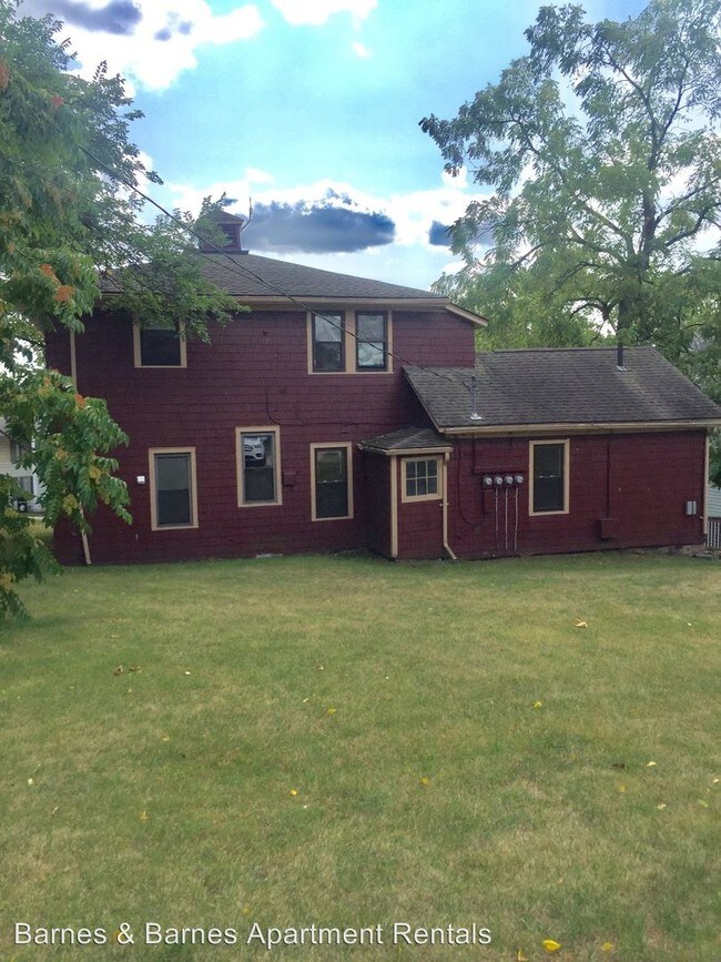 Building Photo - 207 Maple St