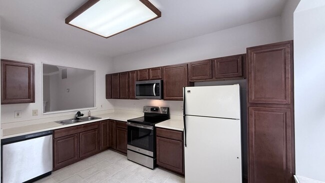 Building Photo - Occoquan Townhouse
