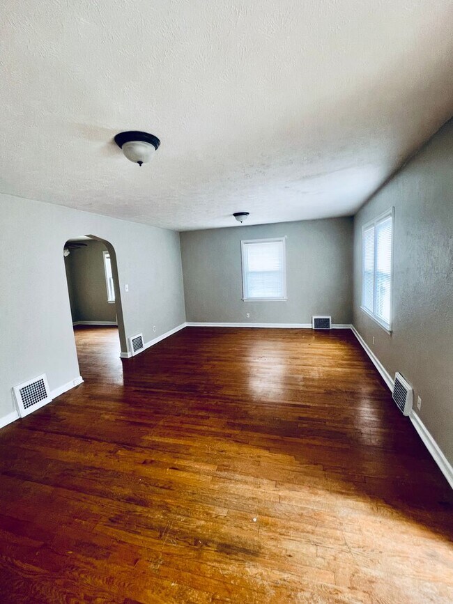 Foto del edificio - Large 2 bed 1 bath Duplex in Dundee!