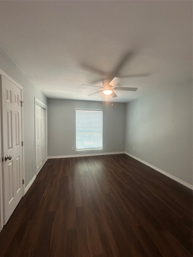Building Photo - 5625 Antoine Dr