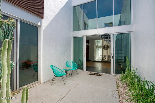 Foto del edificio - 3261 E Camelback Rd