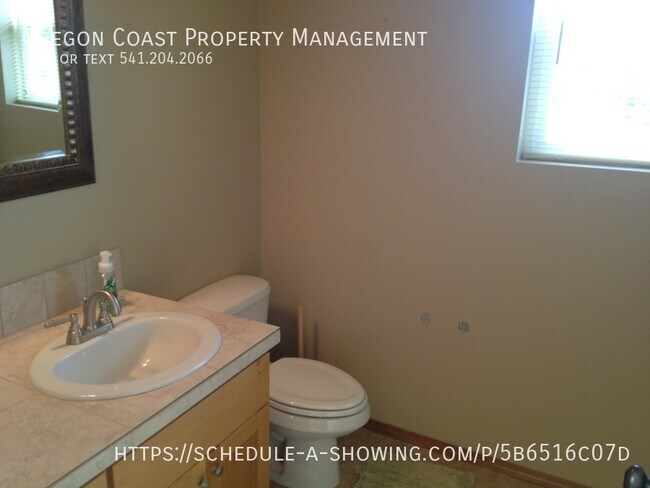 Building Photo - Awesome 3 Bedroom House In Lincoln City