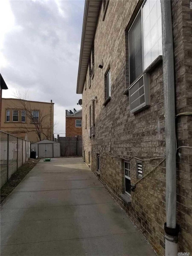 Building Photo - 905 Clarence Ave