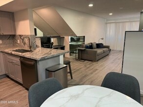 Building Photo - 1820 E Morten Ave