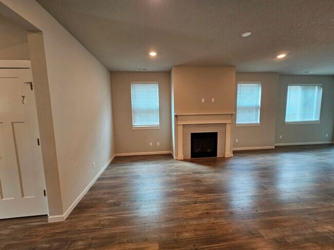 Foto del edificio - 5Bd/3Ba Two Story House - For viewing!