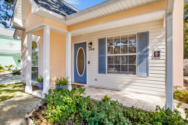 Foto del edificio - Innerarity Point Living at an Affordable Cost!