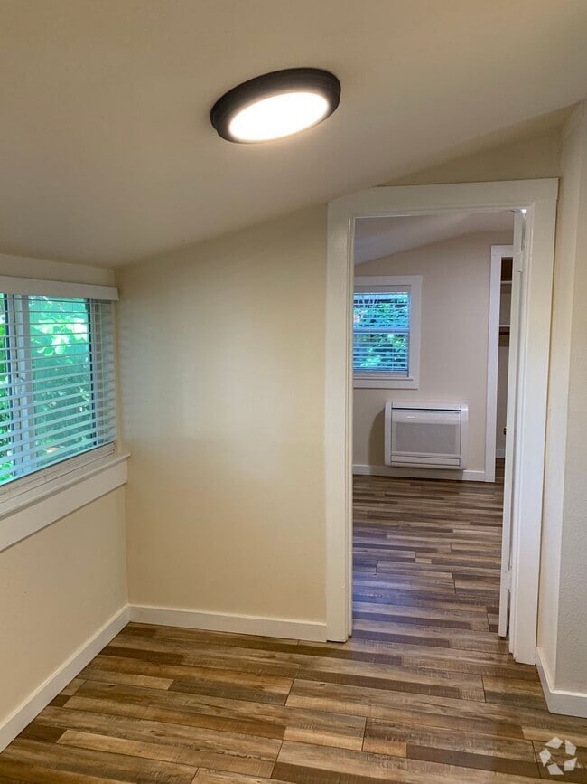 Building Photo - 1592 Lilac Ln