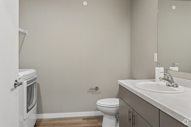 2 habitaciones, 1 baño - 830 pies cuadrados - Baño secundario - Sagebrush Flats