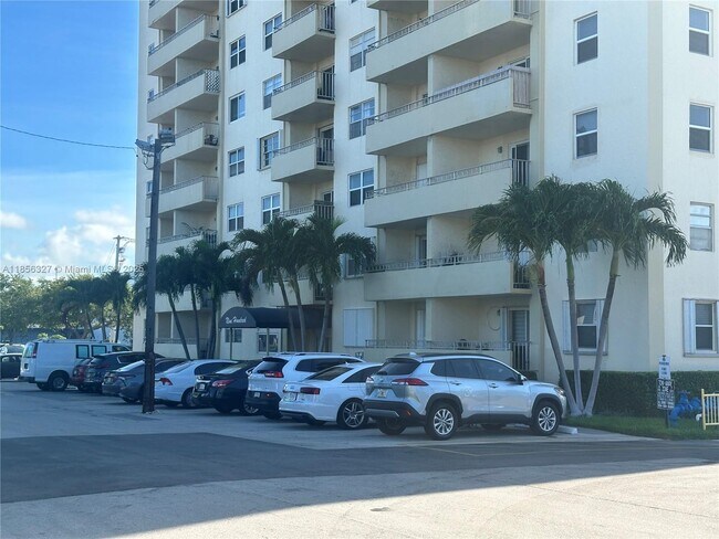 Foto del edificio - 900 NE 18th Ave
