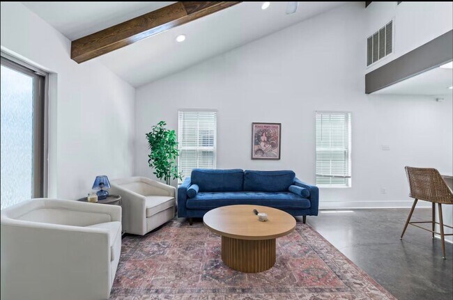 Building Photo - FOR RENT in LAFAYETTE!